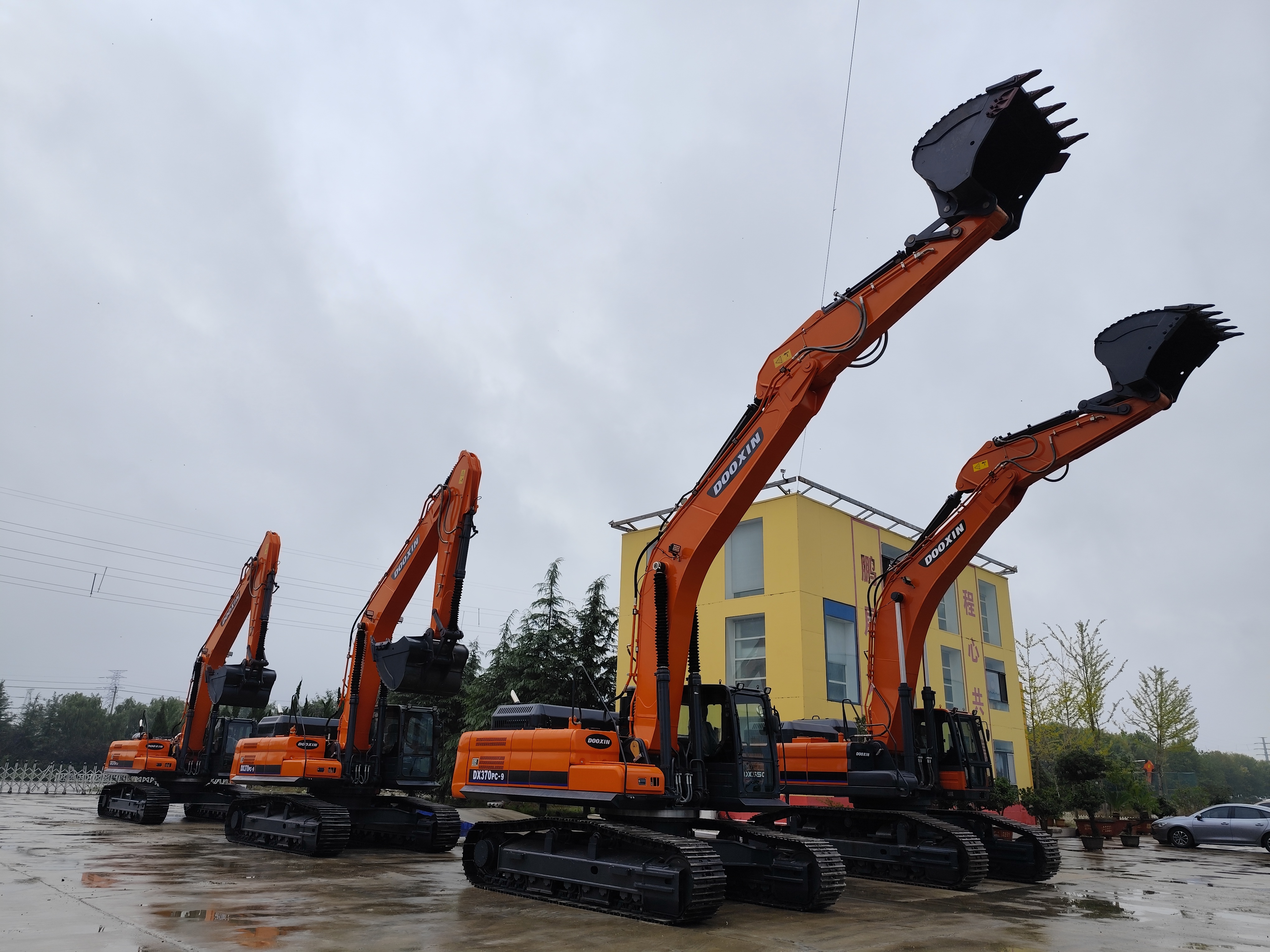 Эквадордан келген клиенттердің делегациясы баруда.