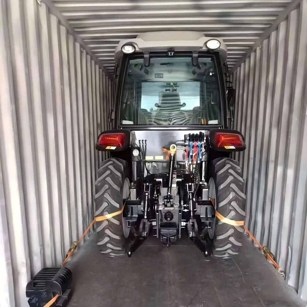 Панамалық тұтынушыға бейімделген 50 HP тракторы жеткізілді.